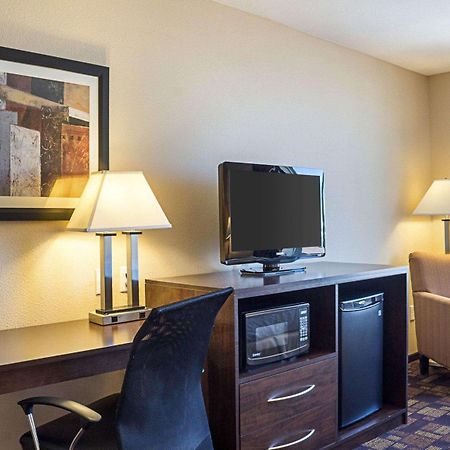 Quality Inn & Suites Майнот Екстериор снимка