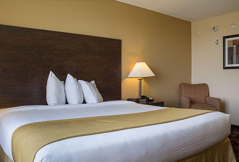 Quality Inn & Suites Майнот Екстериор снимка