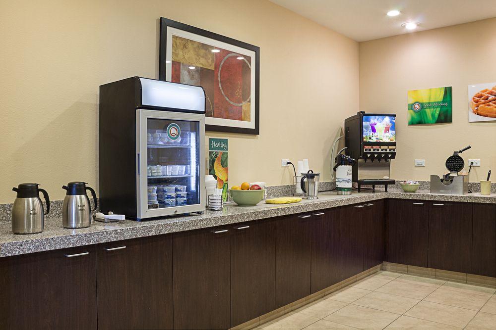 Quality Inn & Suites Майнот Екстериор снимка