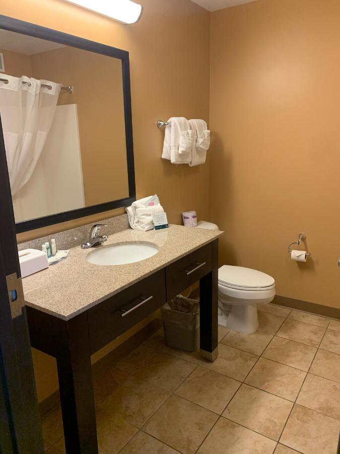 Quality Inn & Suites Майнот Екстериор снимка
