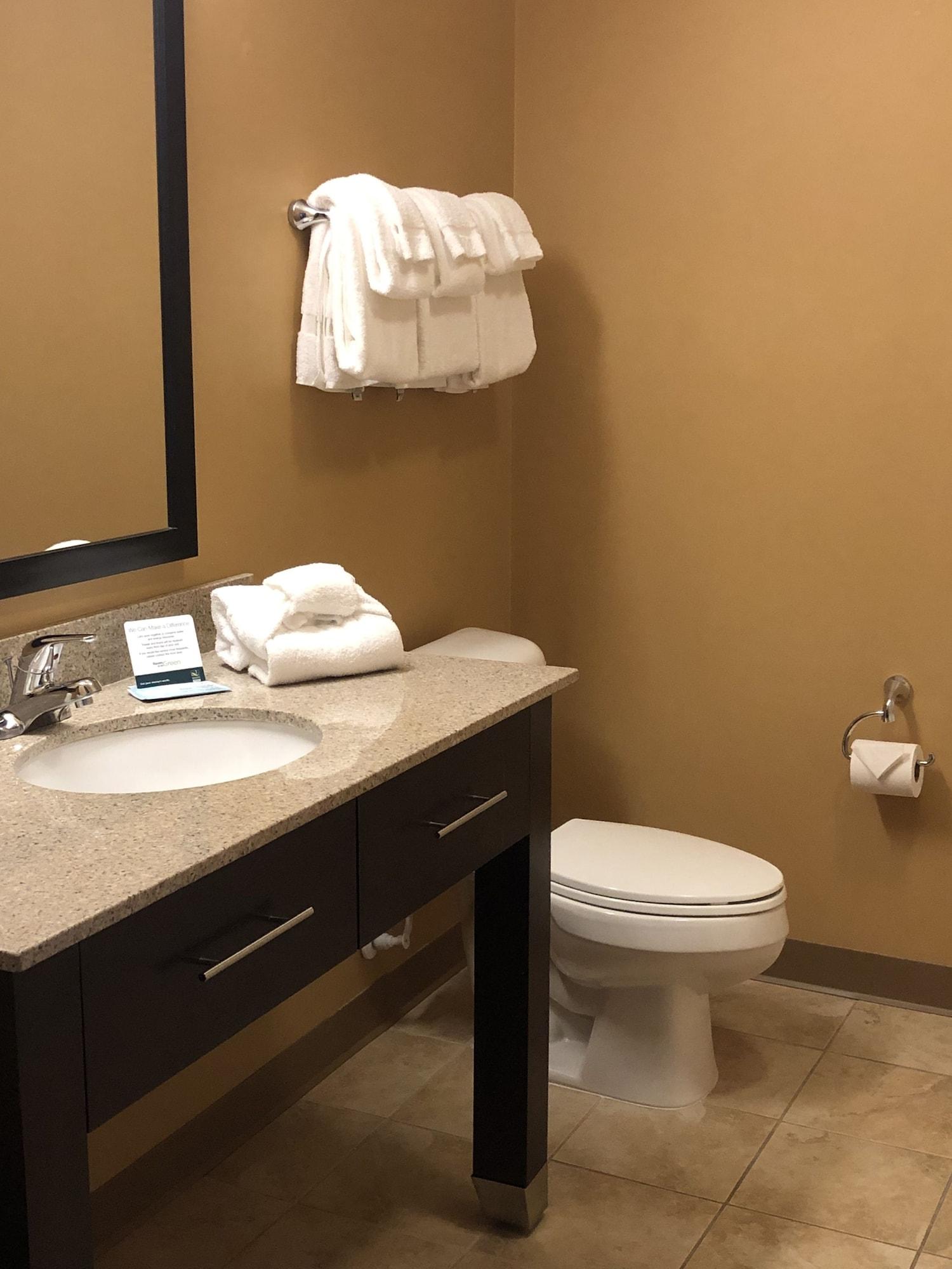 Quality Inn & Suites Майнот Екстериор снимка