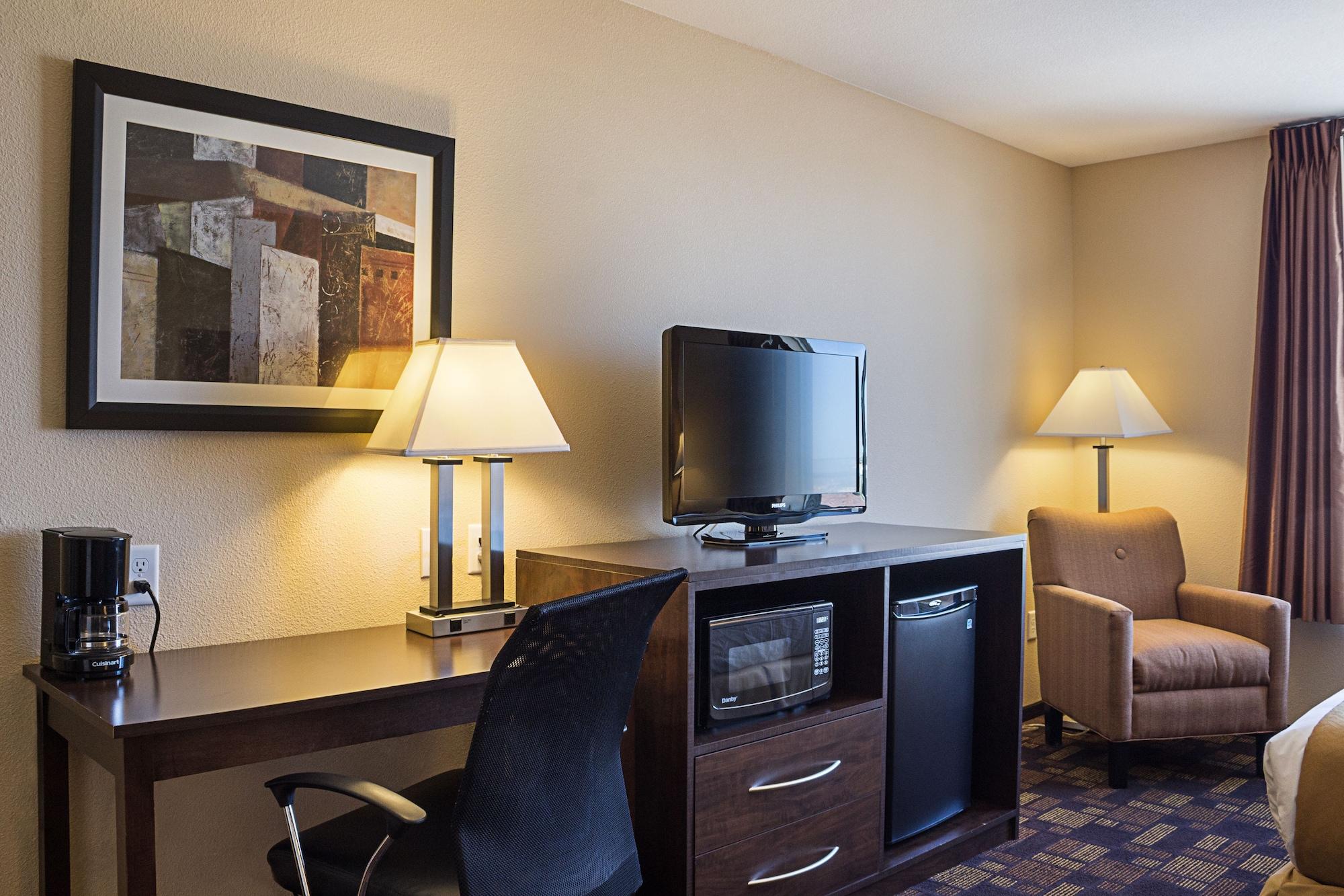 Quality Inn & Suites Майнот Екстериор снимка