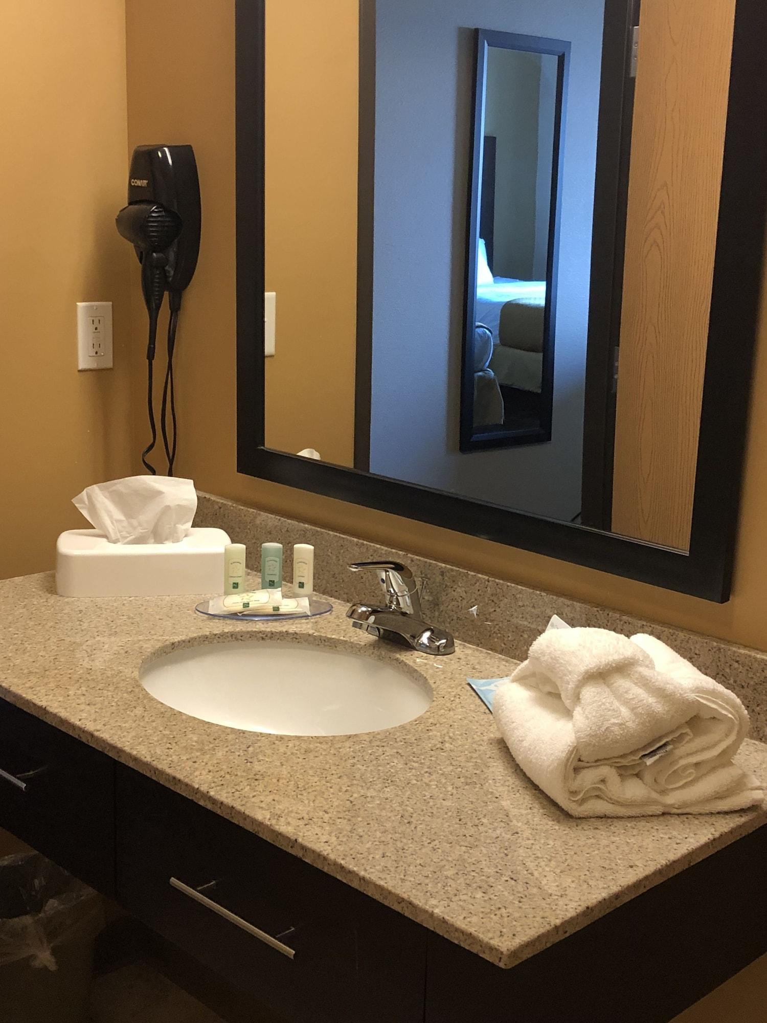 Quality Inn & Suites Майнот Екстериор снимка