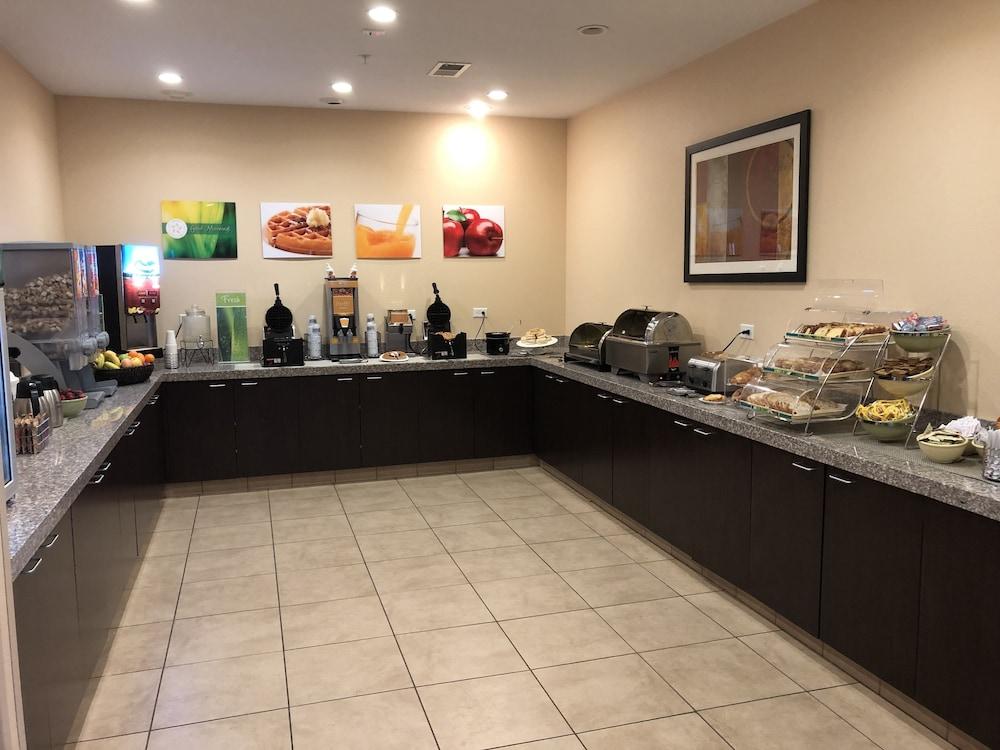 Quality Inn & Suites Майнот Екстериор снимка