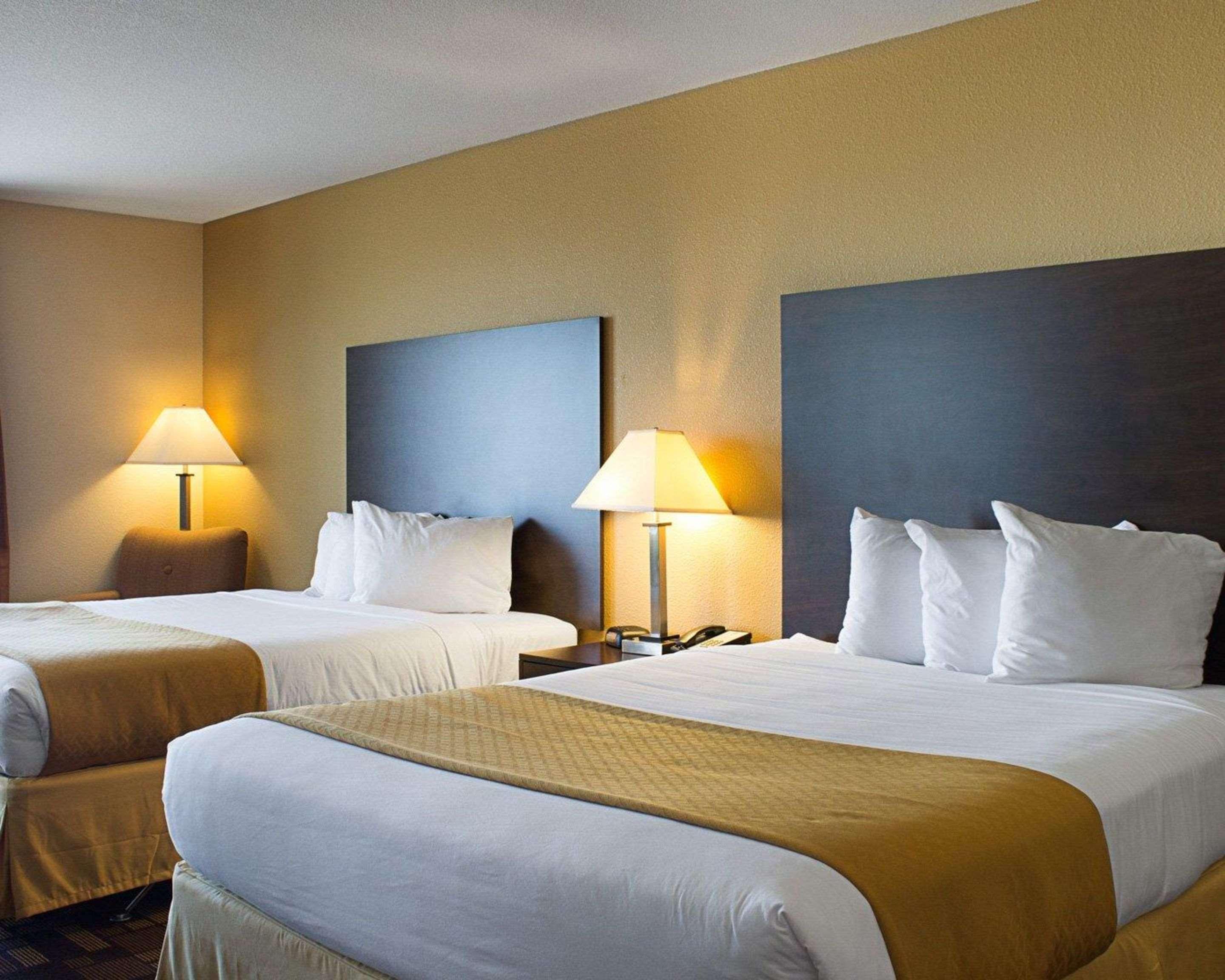 Quality Inn & Suites Майнот Екстериор снимка