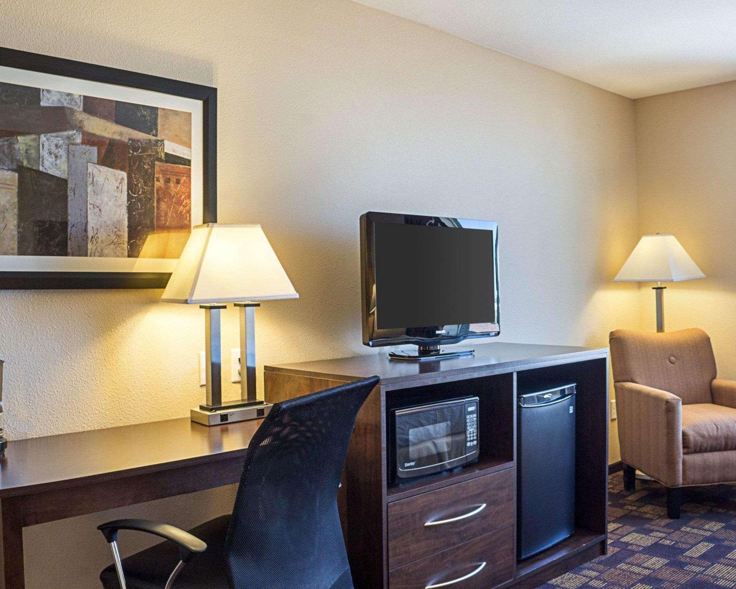 Quality Inn & Suites Майнот Екстериор снимка