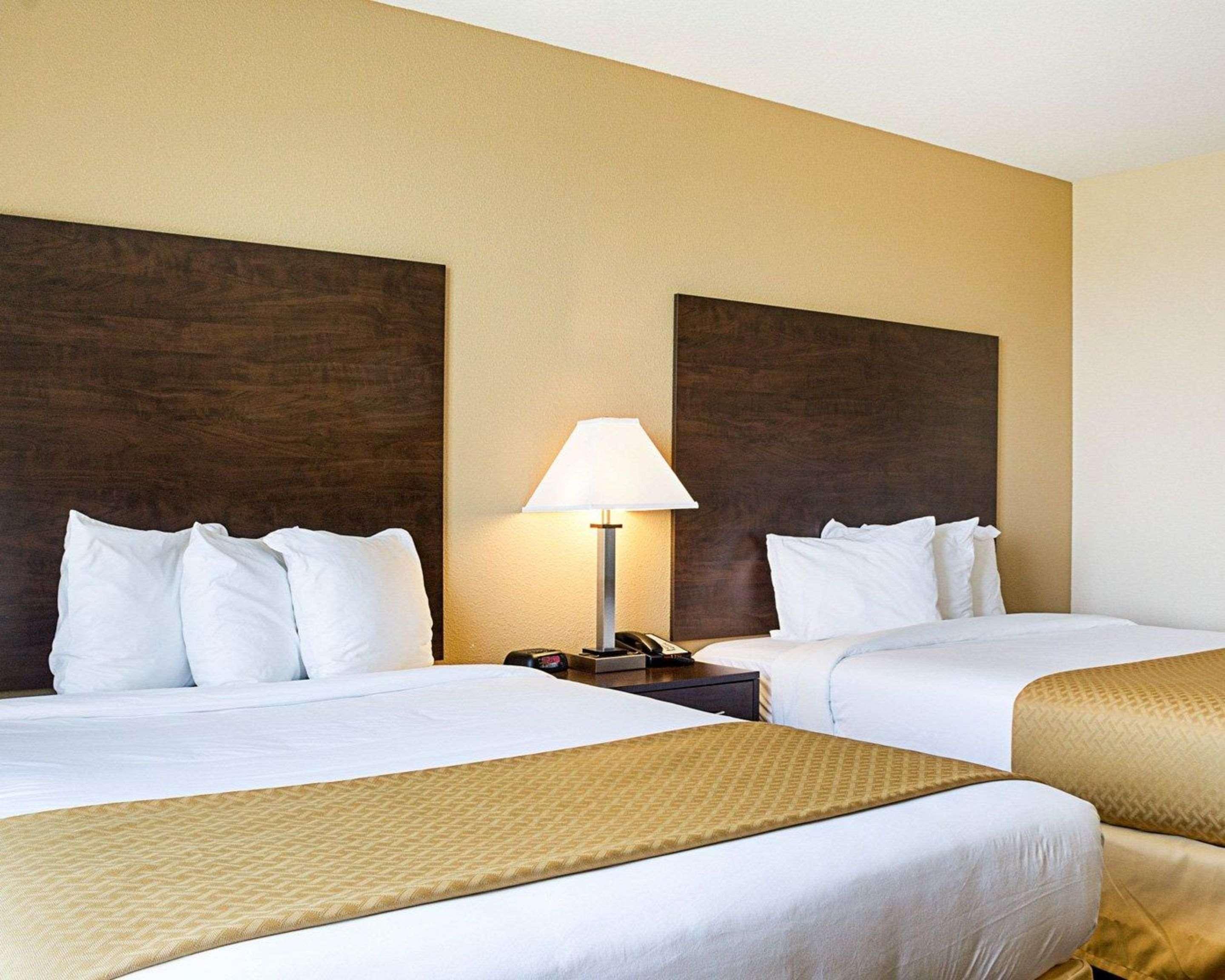Quality Inn & Suites Майнот Екстериор снимка