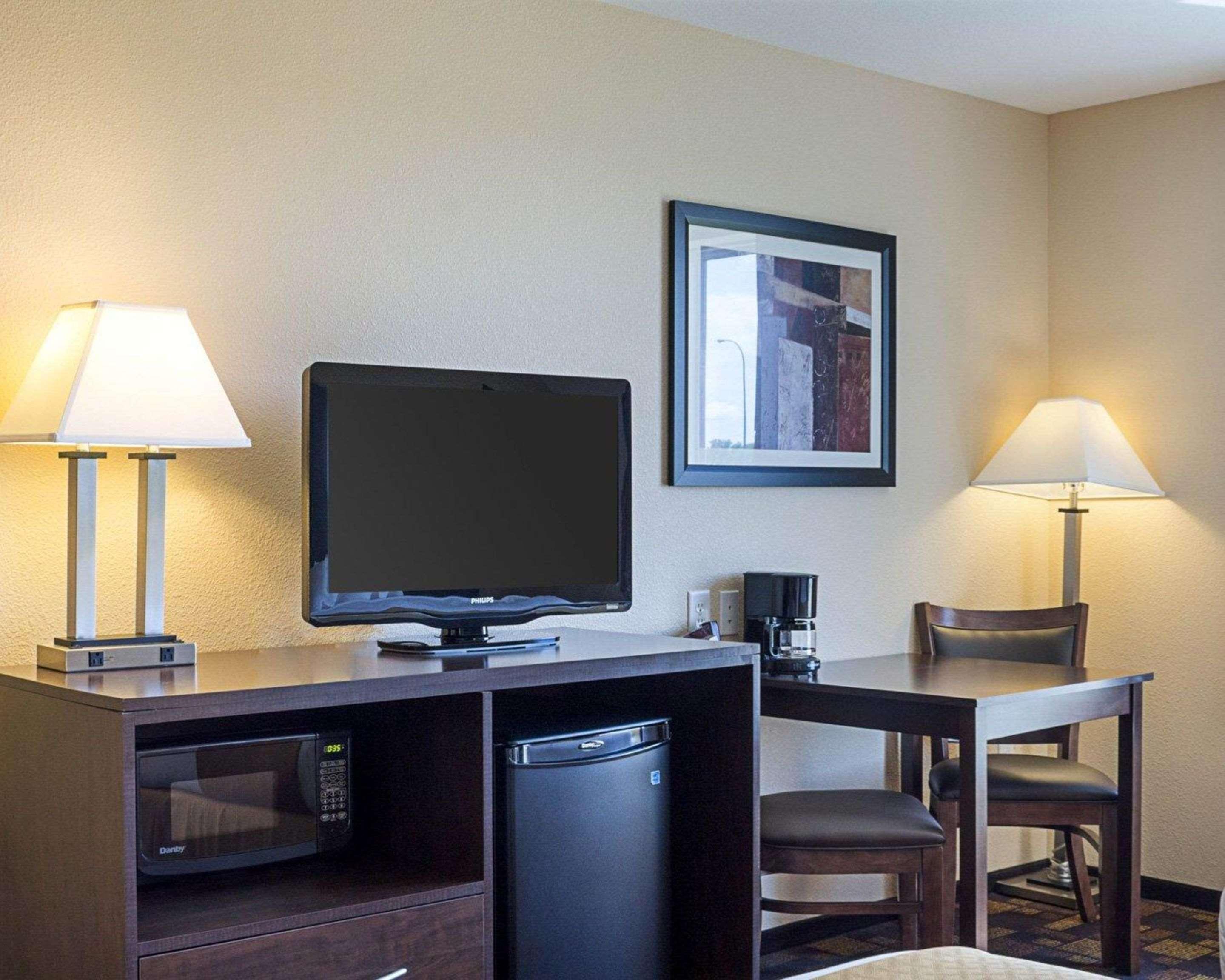 Quality Inn & Suites Майнот Екстериор снимка