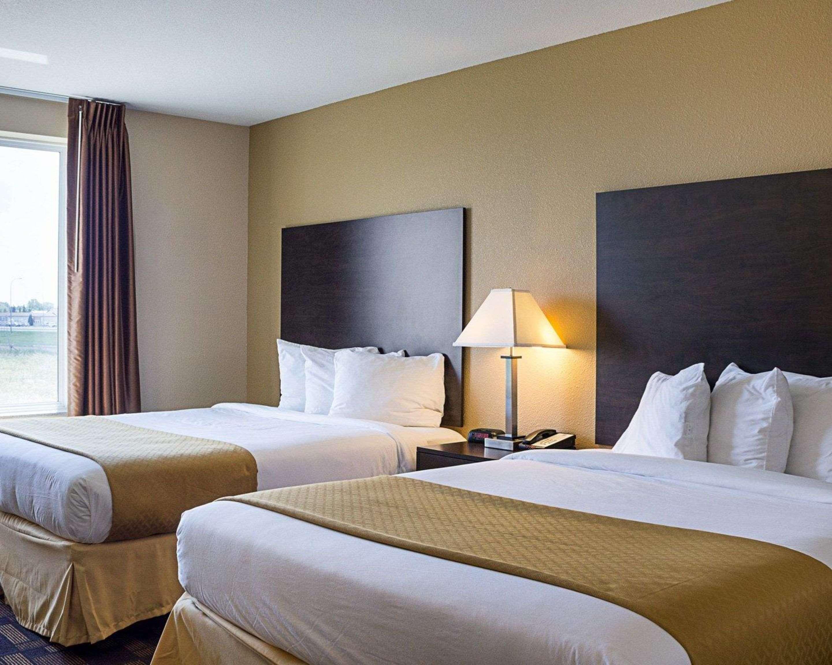 Quality Inn & Suites Майнот Екстериор снимка