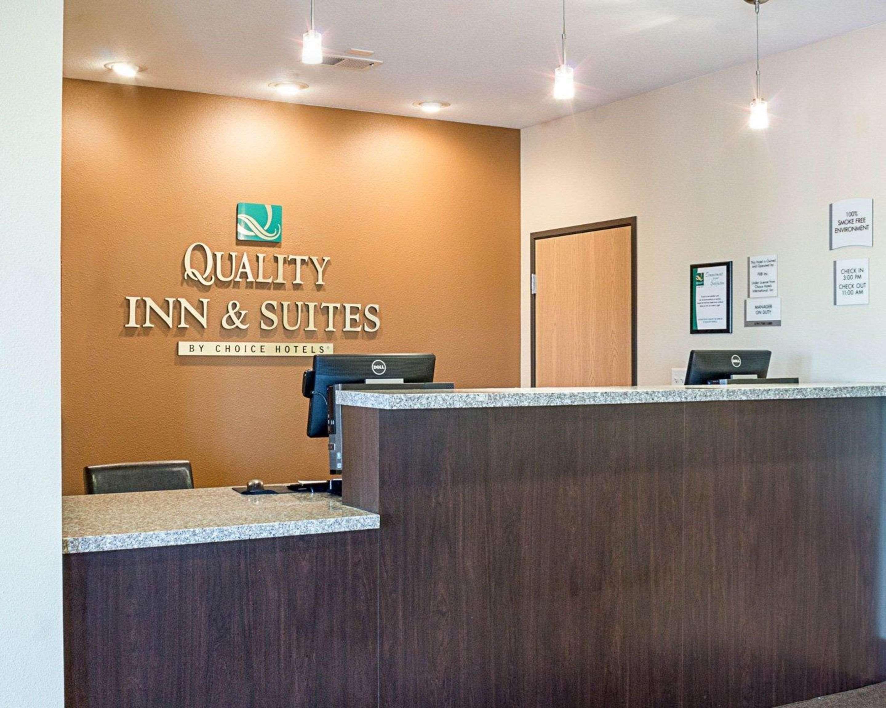 Quality Inn & Suites Майнот Екстериор снимка