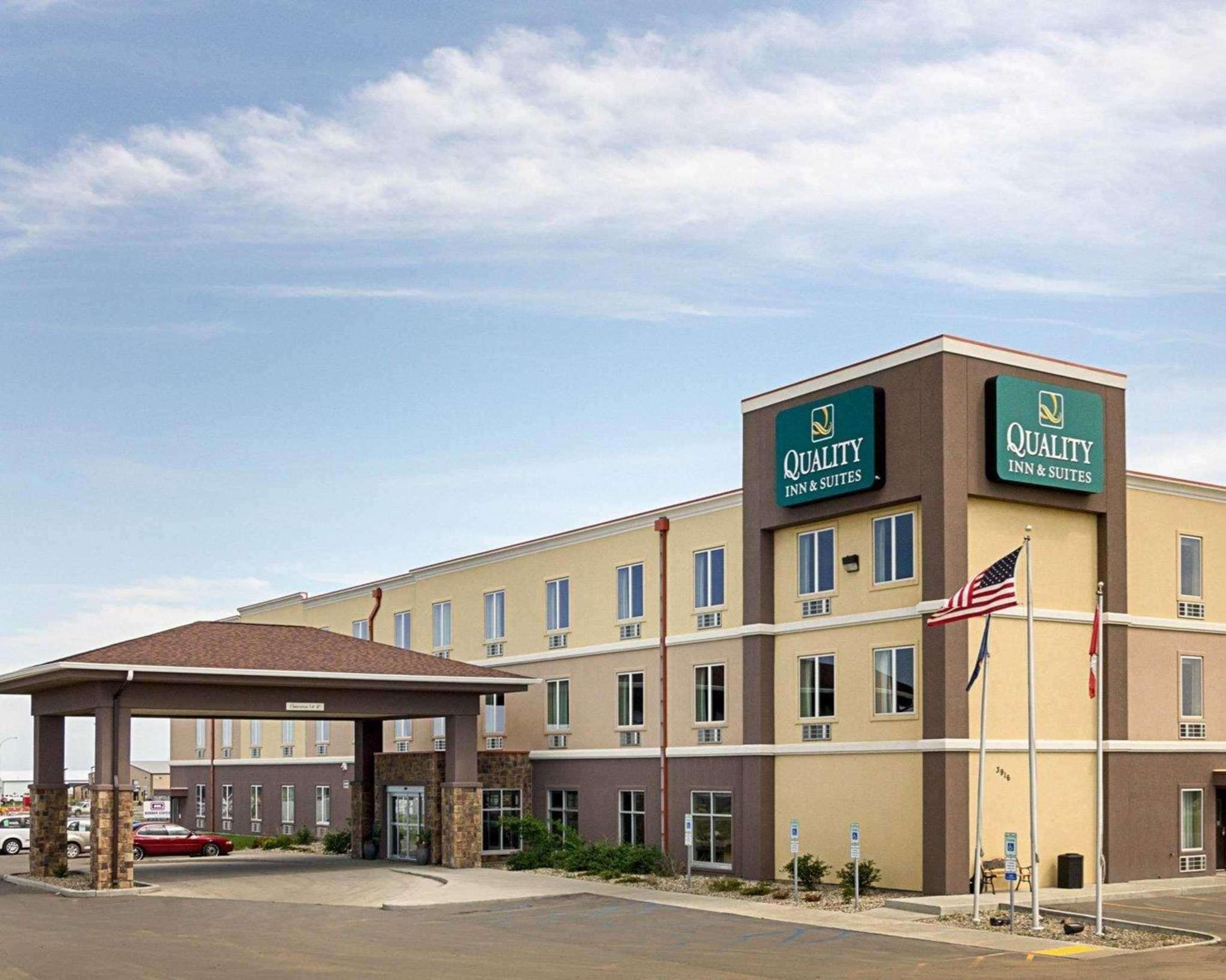 Quality Inn & Suites Майнот Екстериор снимка