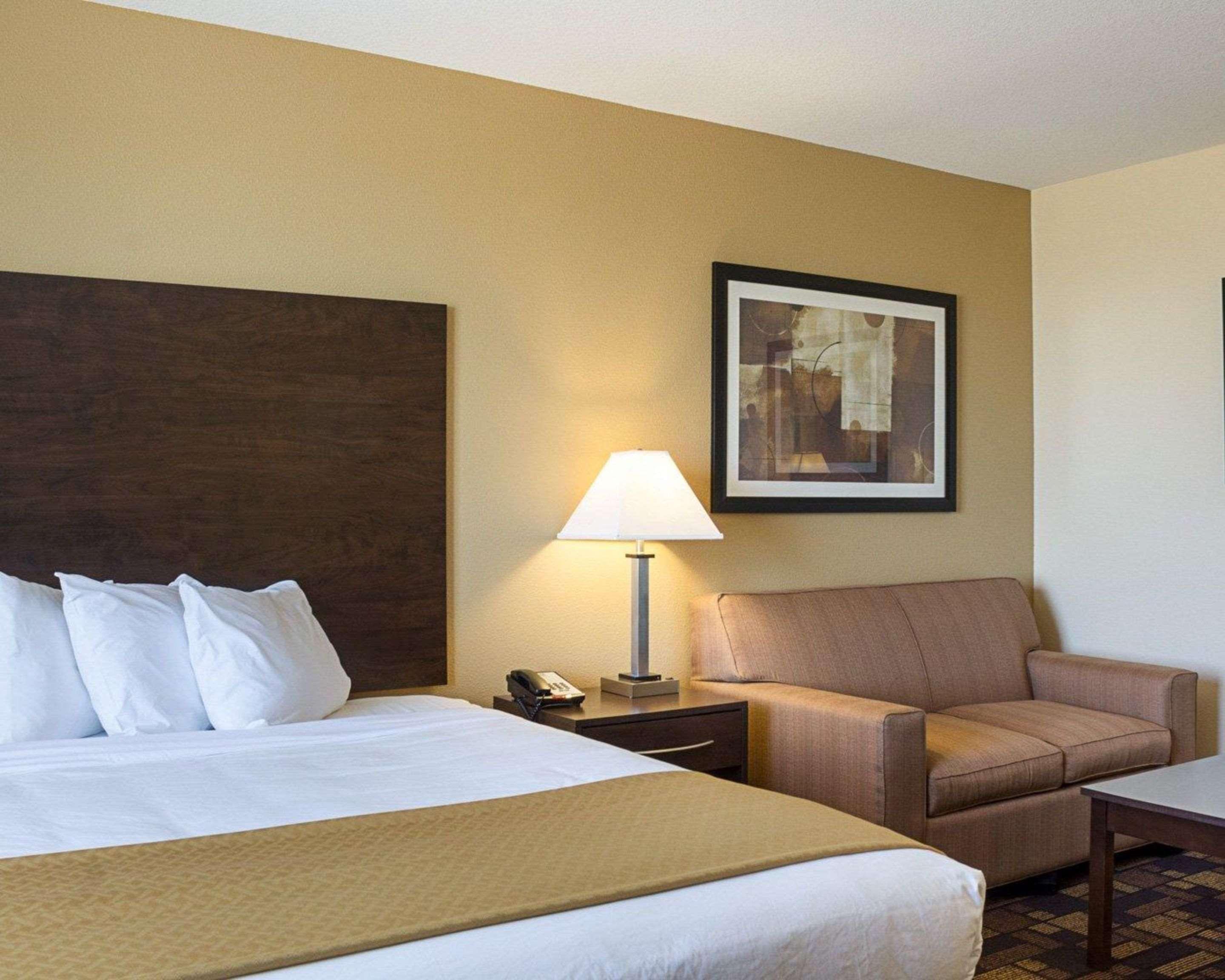 Quality Inn & Suites Майнот Екстериор снимка