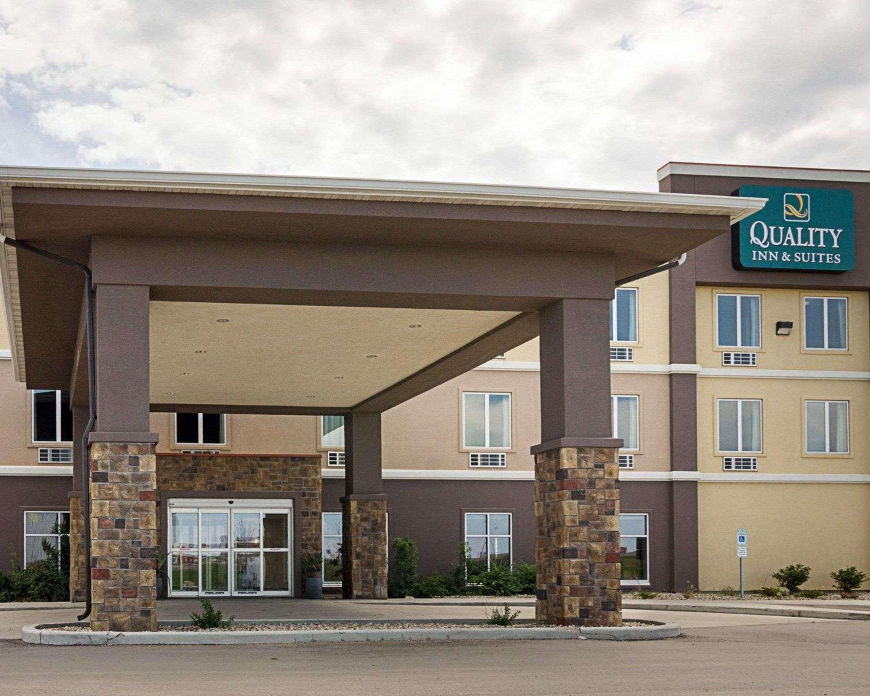 Quality Inn & Suites Майнот Екстериор снимка