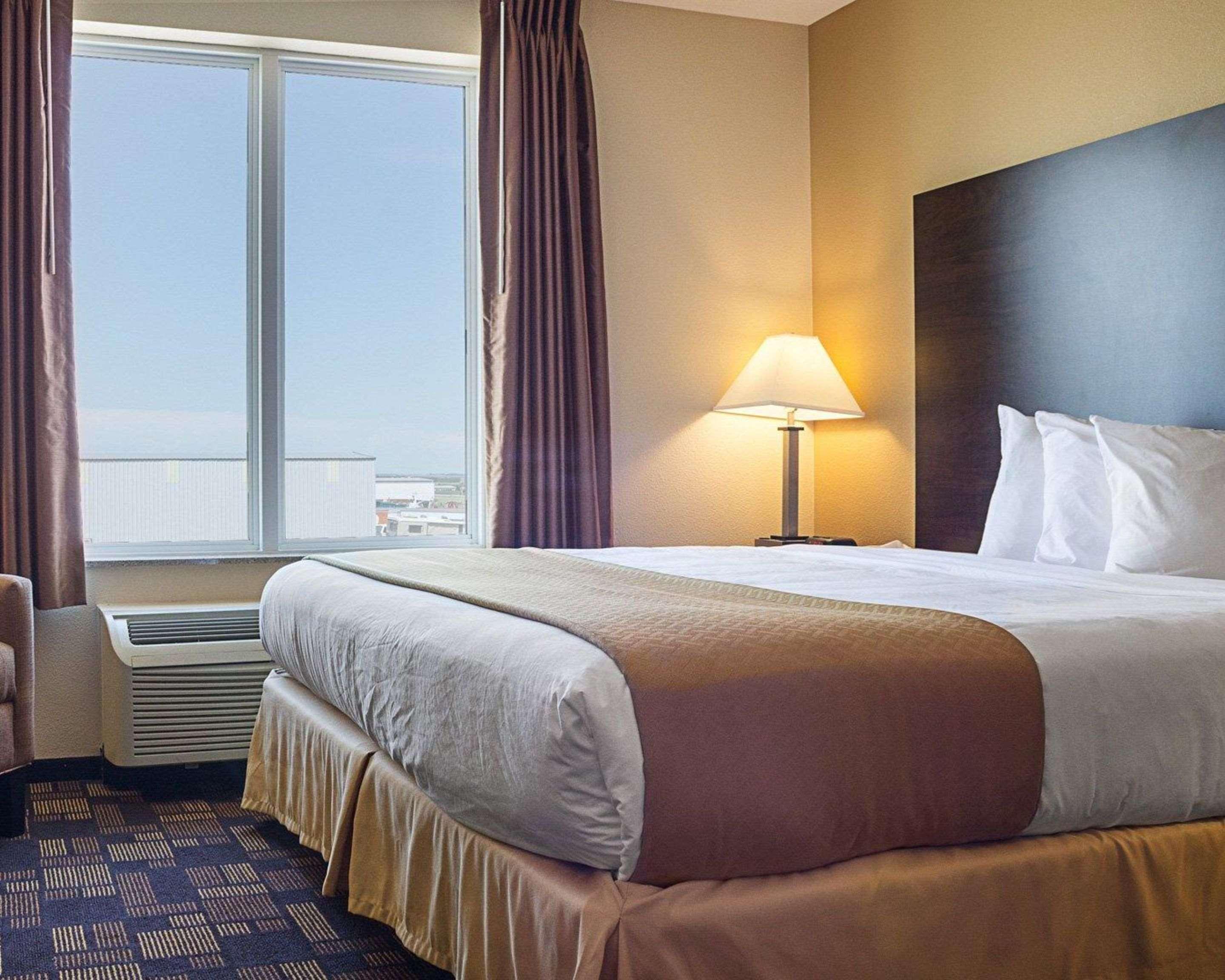 Quality Inn & Suites Майнот Екстериор снимка