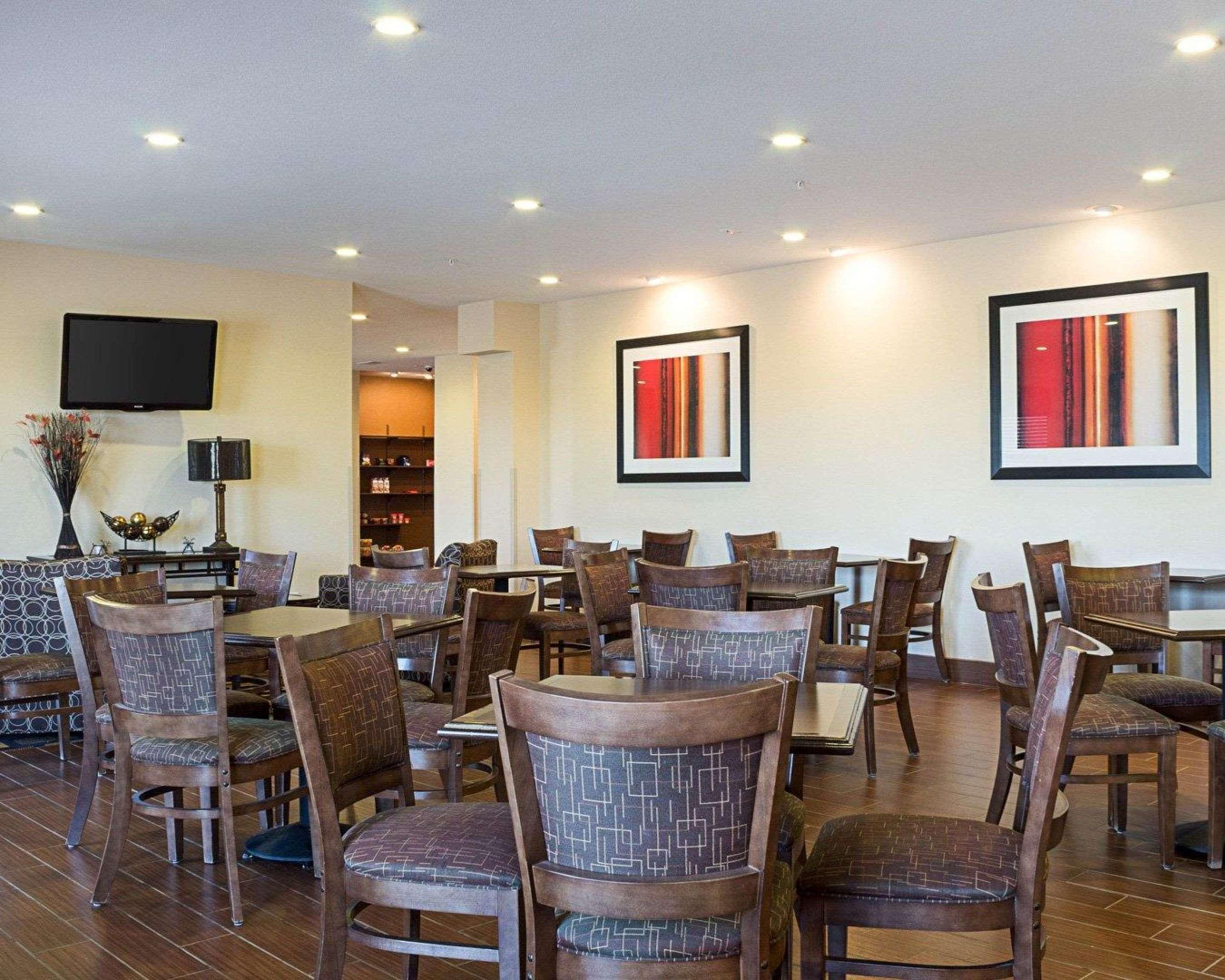 Quality Inn & Suites Майнот Екстериор снимка