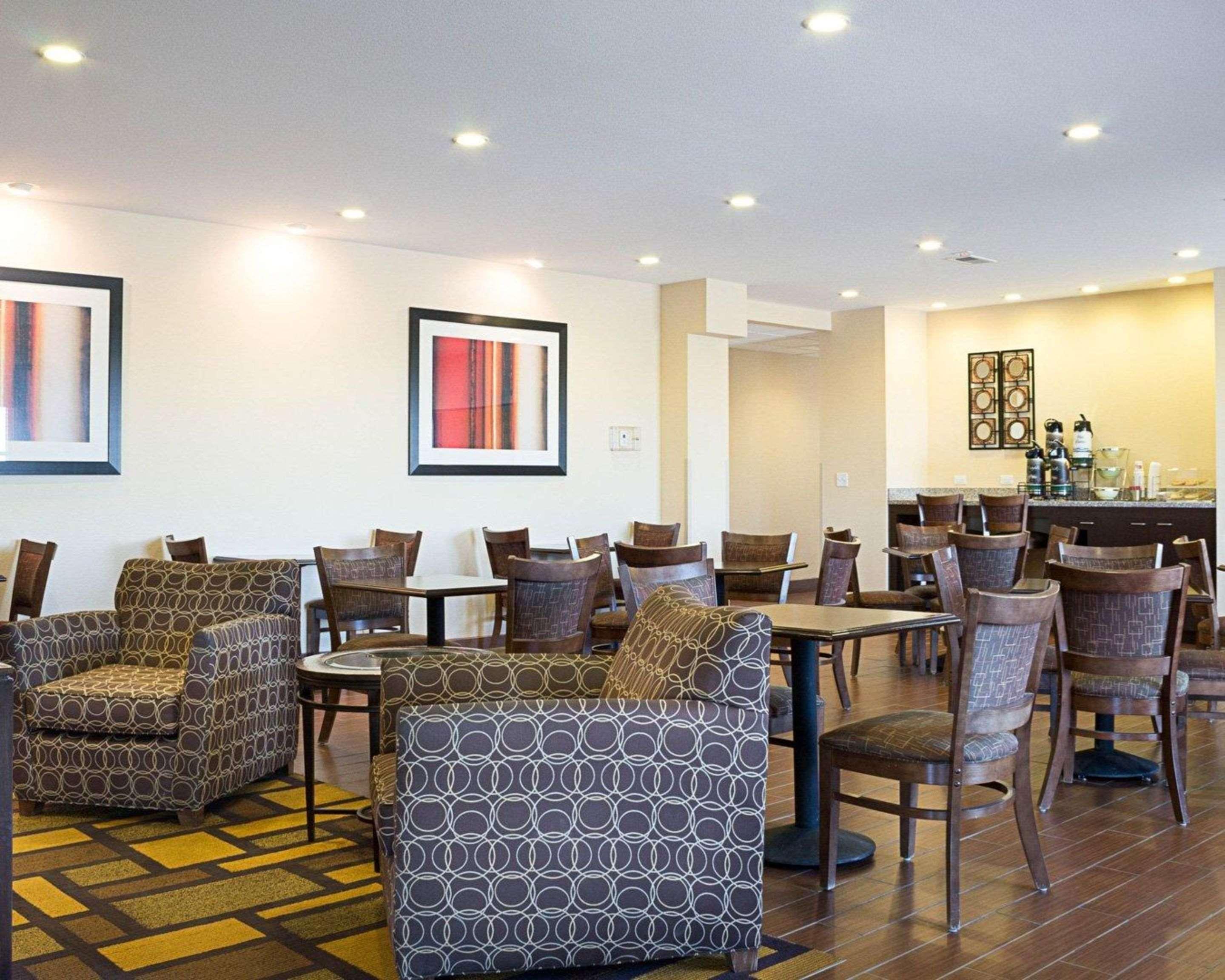 Quality Inn & Suites Майнот Екстериор снимка