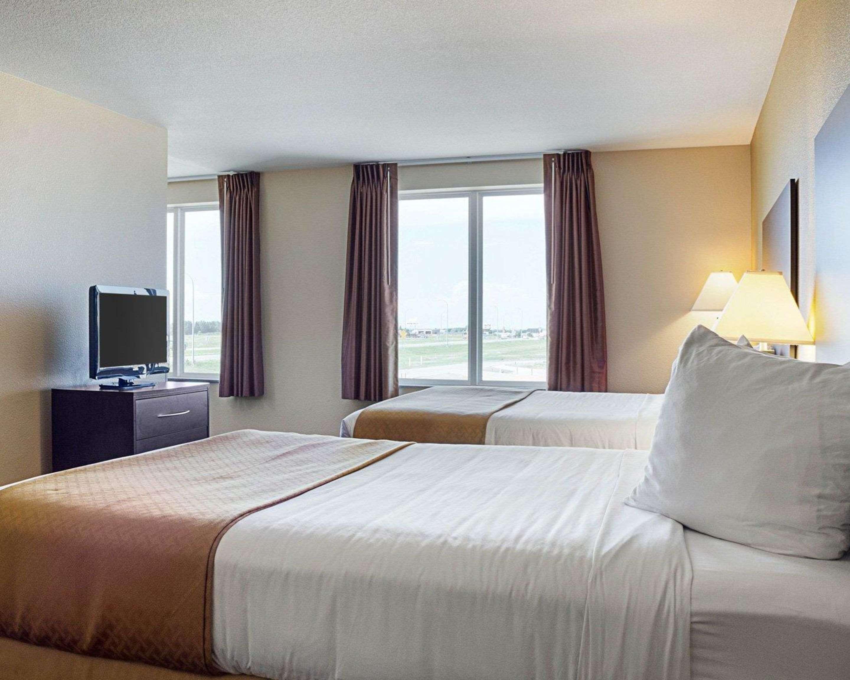 Quality Inn & Suites Майнот Екстериор снимка
