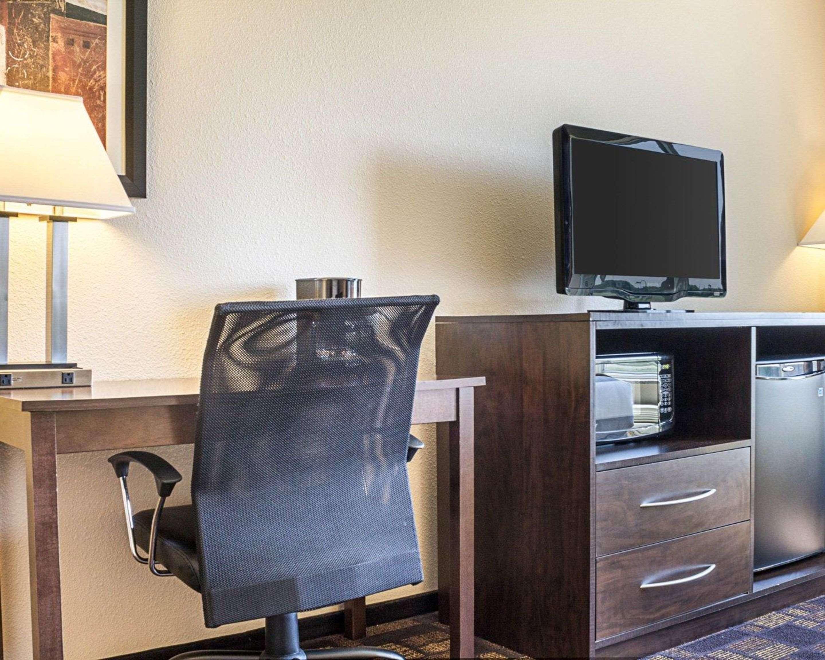 Quality Inn & Suites Майнот Екстериор снимка