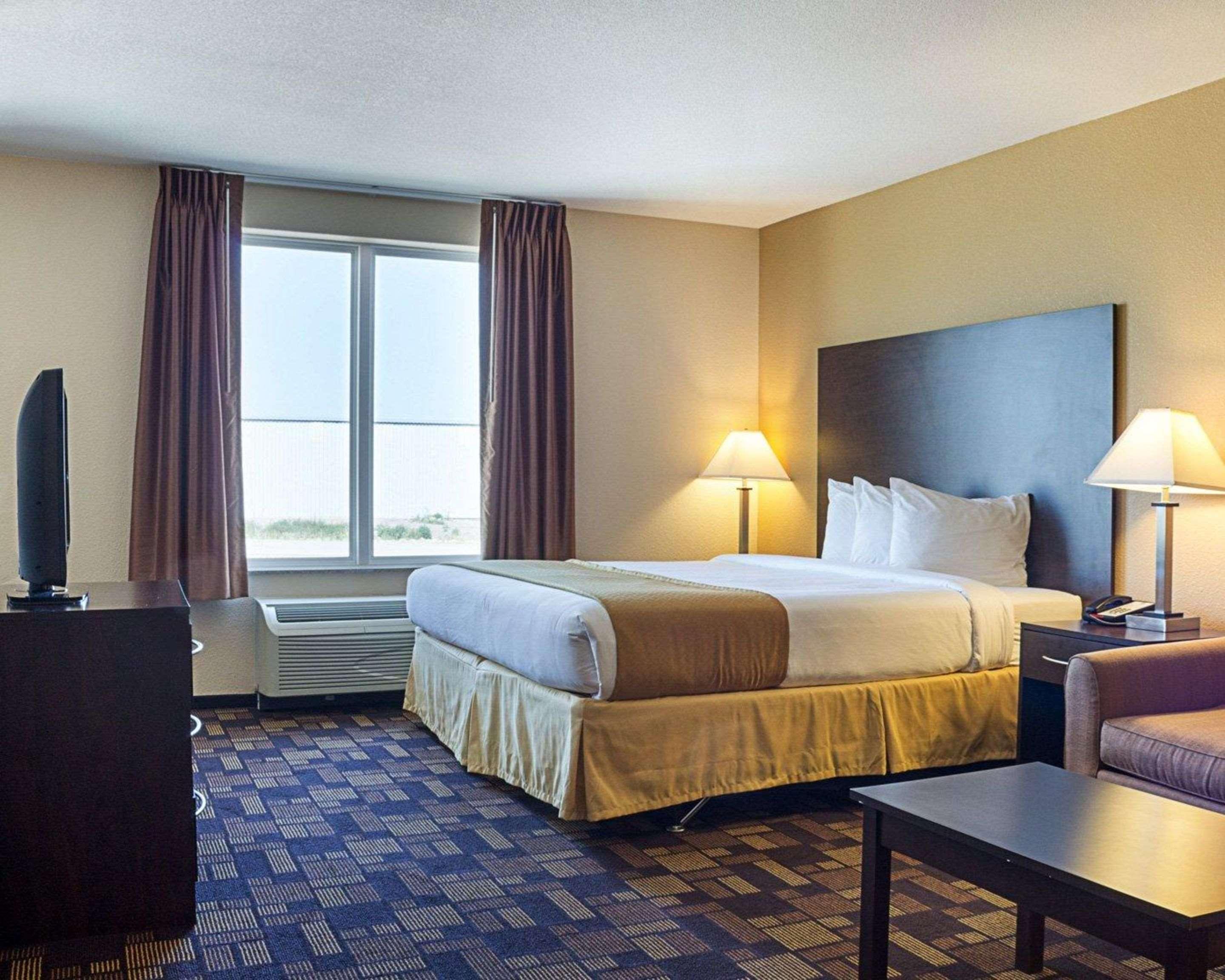 Quality Inn & Suites Майнот Екстериор снимка