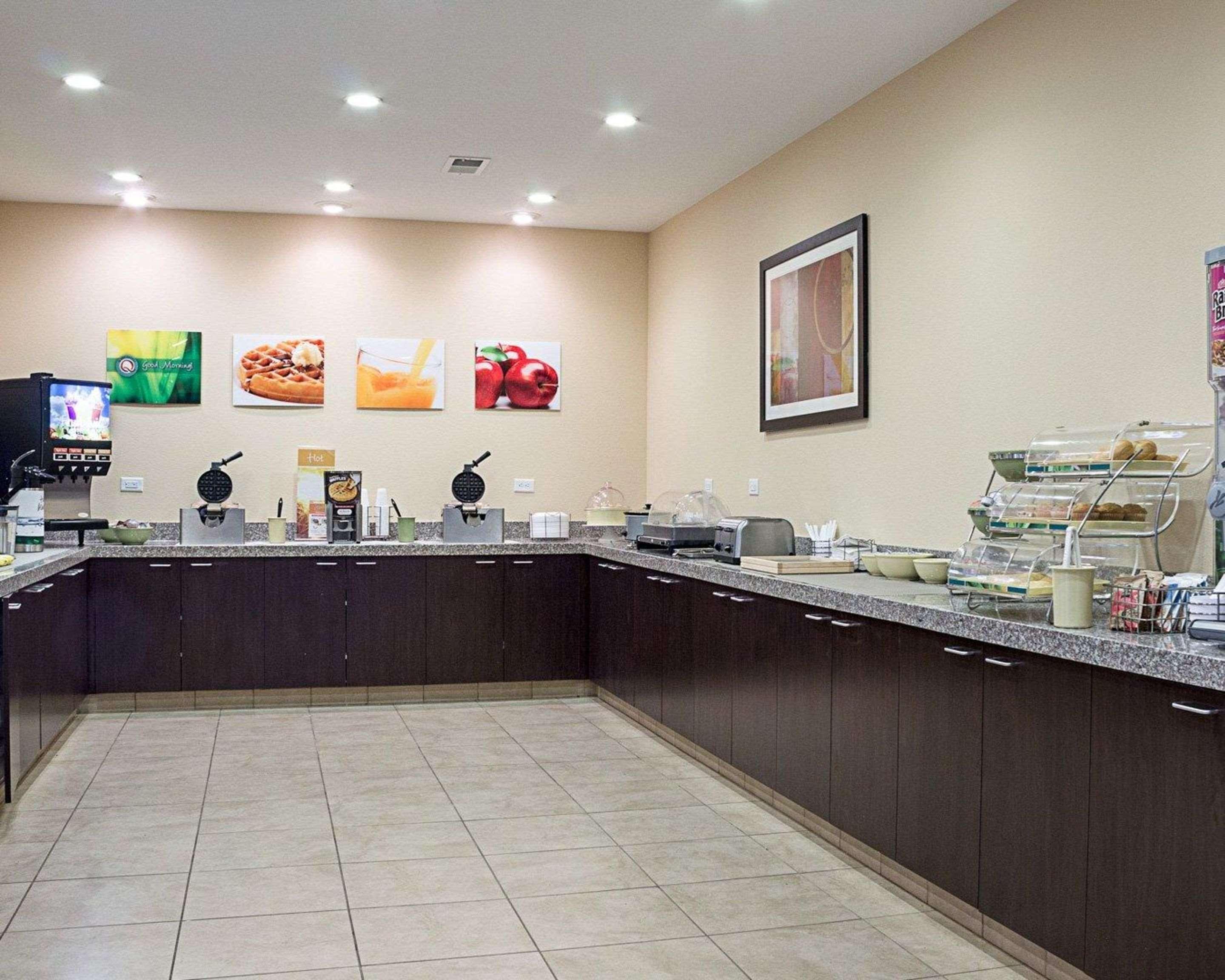 Quality Inn & Suites Майнот Екстериор снимка