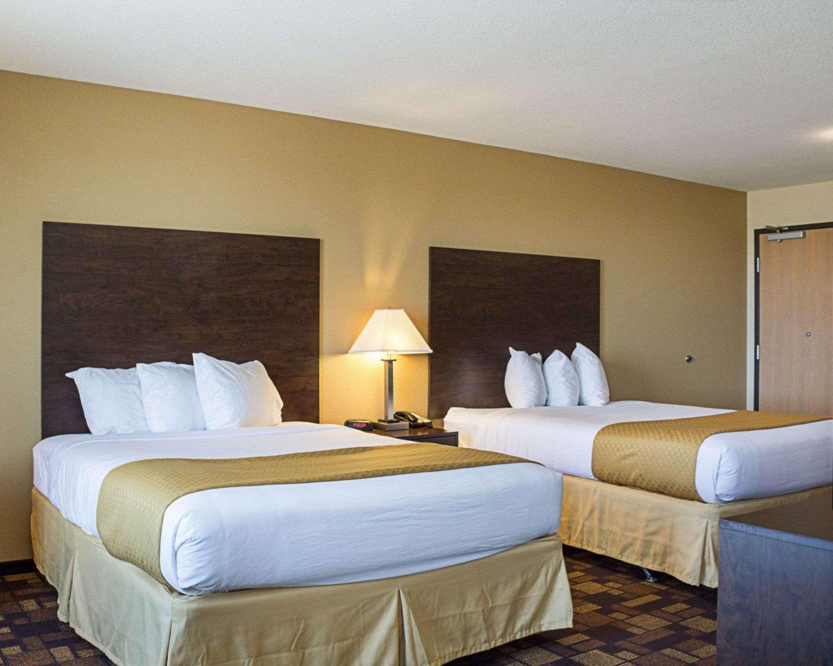 Quality Inn & Suites Майнот Екстериор снимка
