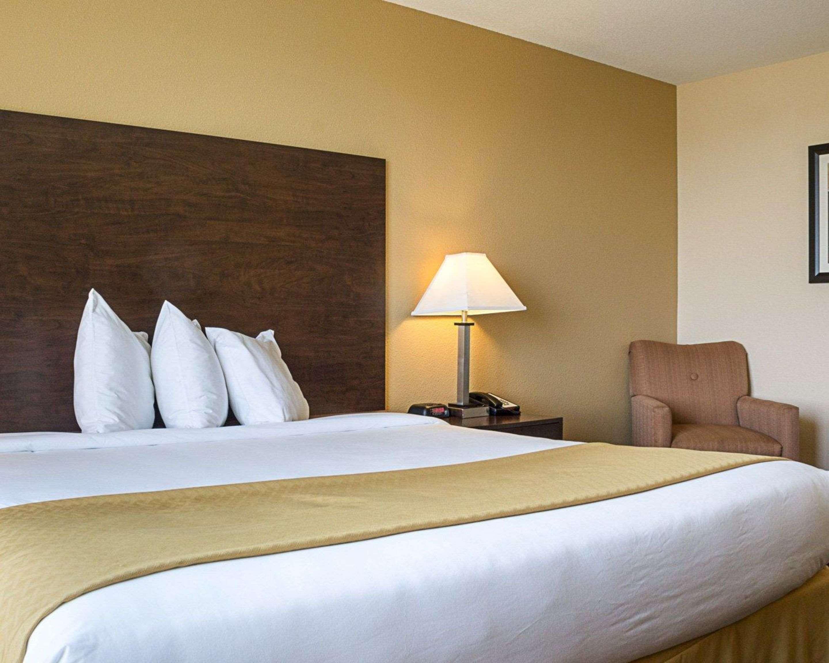 Quality Inn & Suites Майнот Екстериор снимка