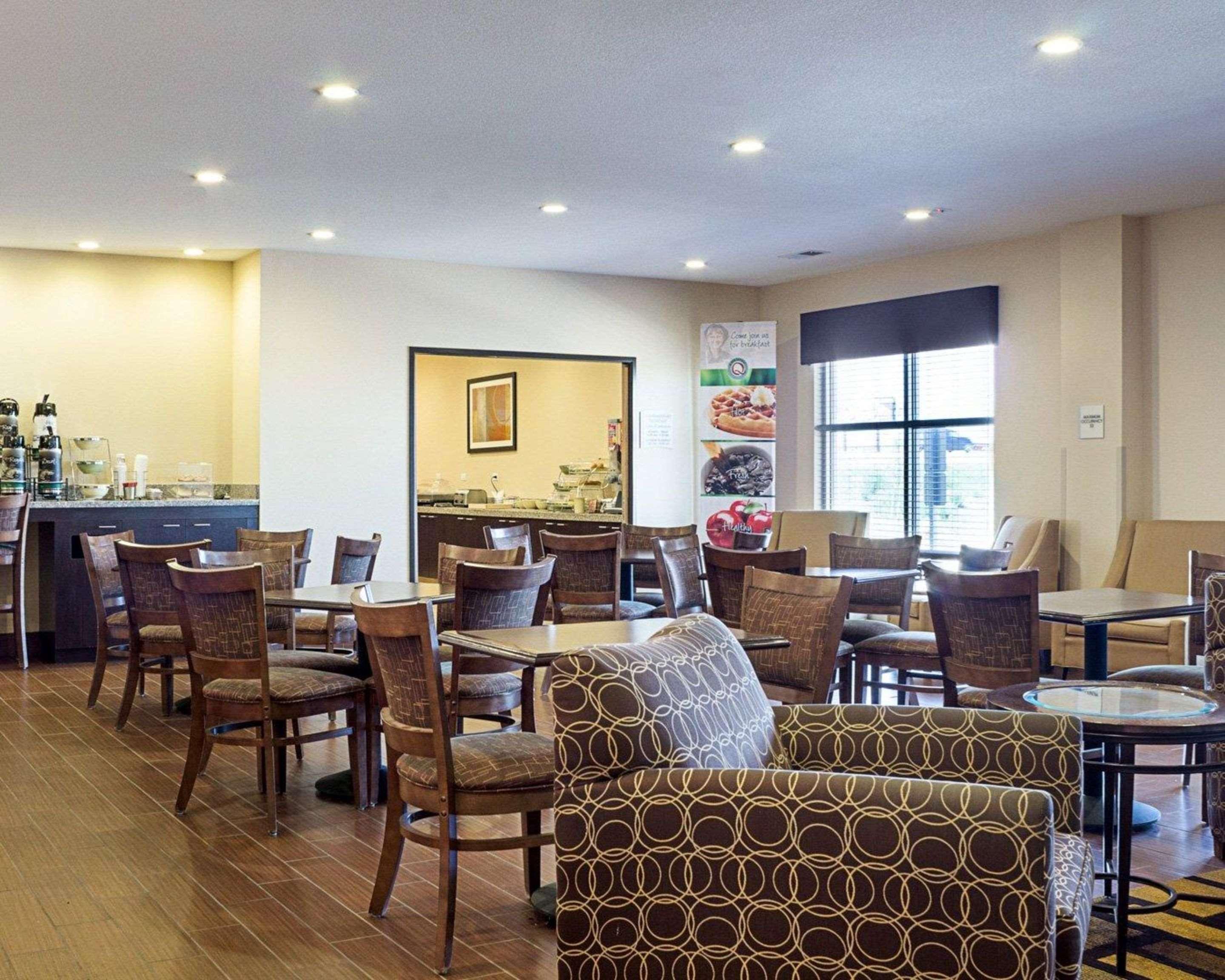 Quality Inn & Suites Майнот Екстериор снимка