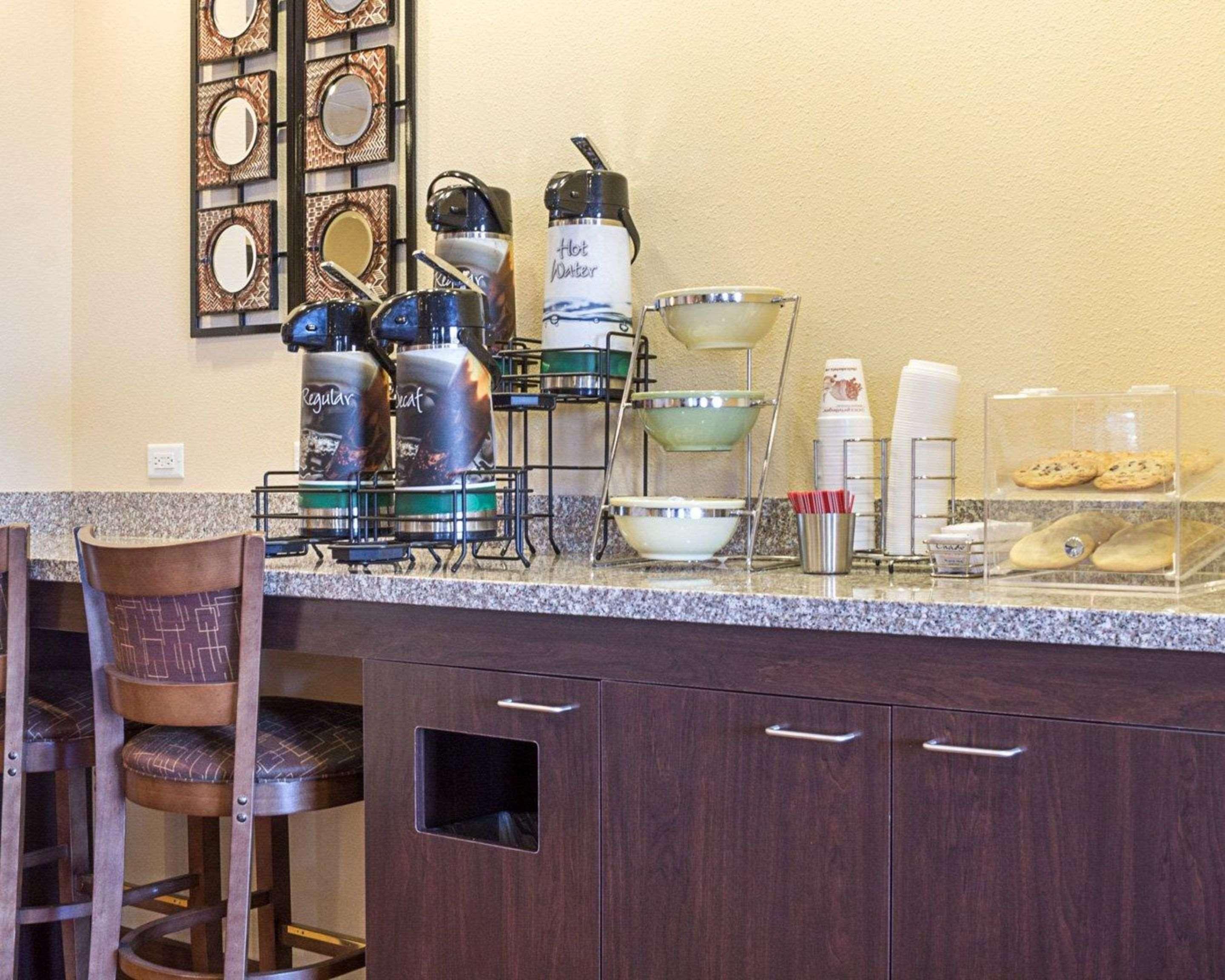 Quality Inn & Suites Майнот Екстериор снимка