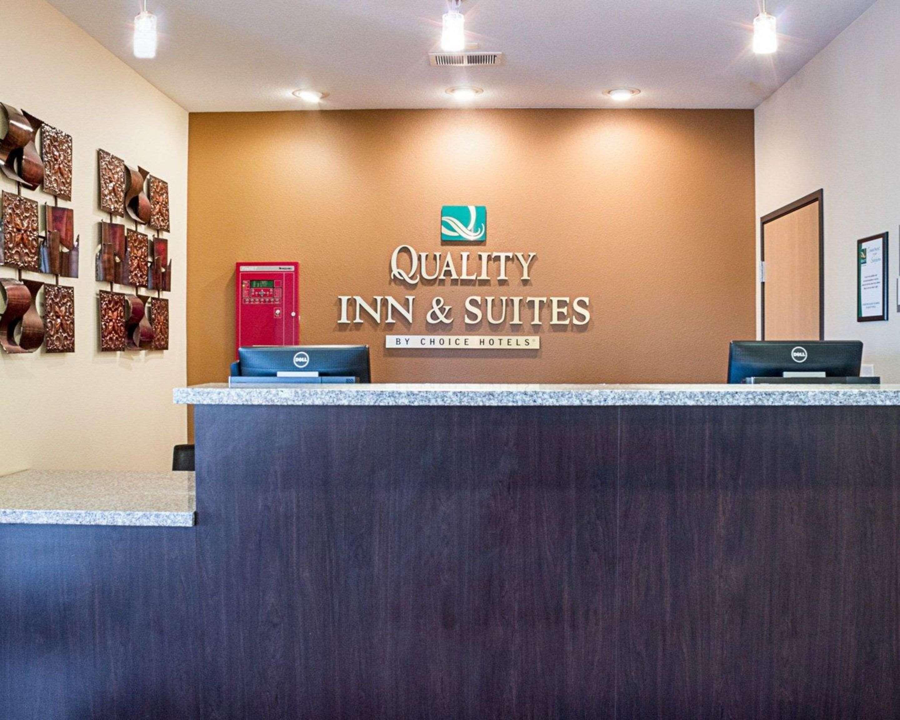 Quality Inn & Suites Майнот Екстериор снимка