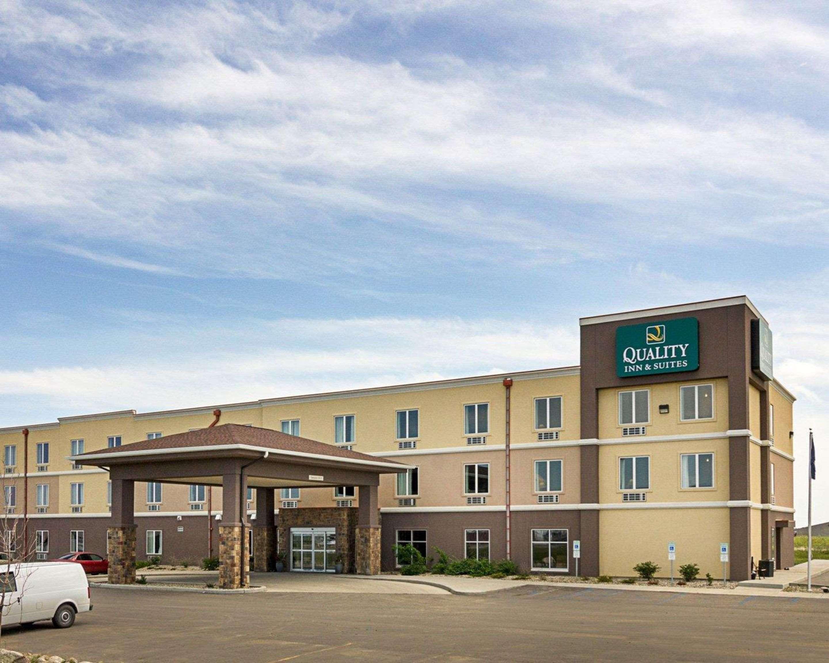 Quality Inn & Suites Майнот Екстериор снимка