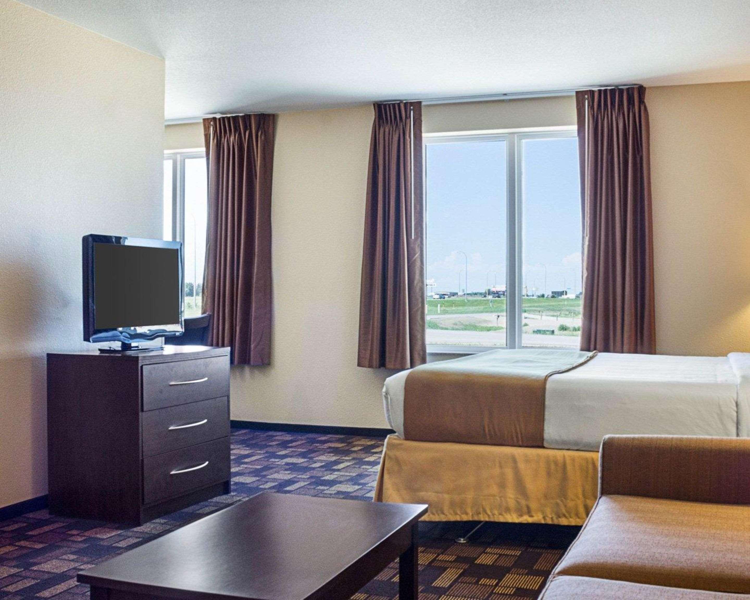 Quality Inn & Suites Майнот Екстериор снимка