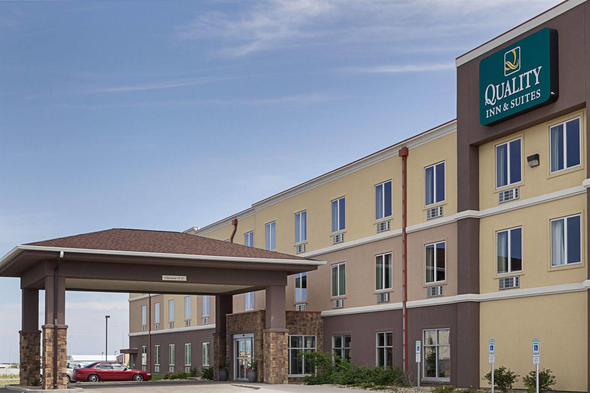 Quality Inn & Suites Майнот Екстериор снимка