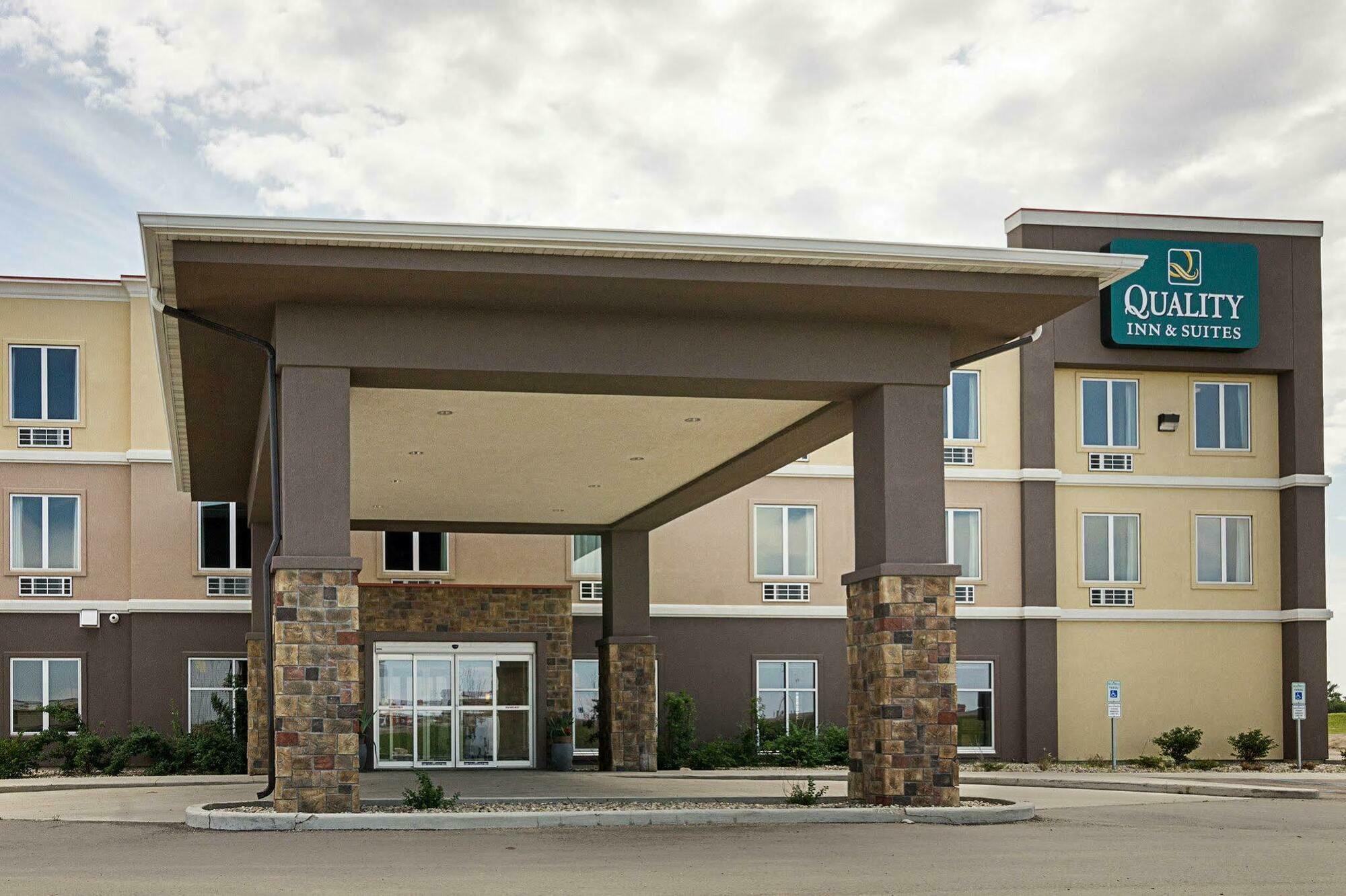 Quality Inn & Suites Майнот Екстериор снимка
