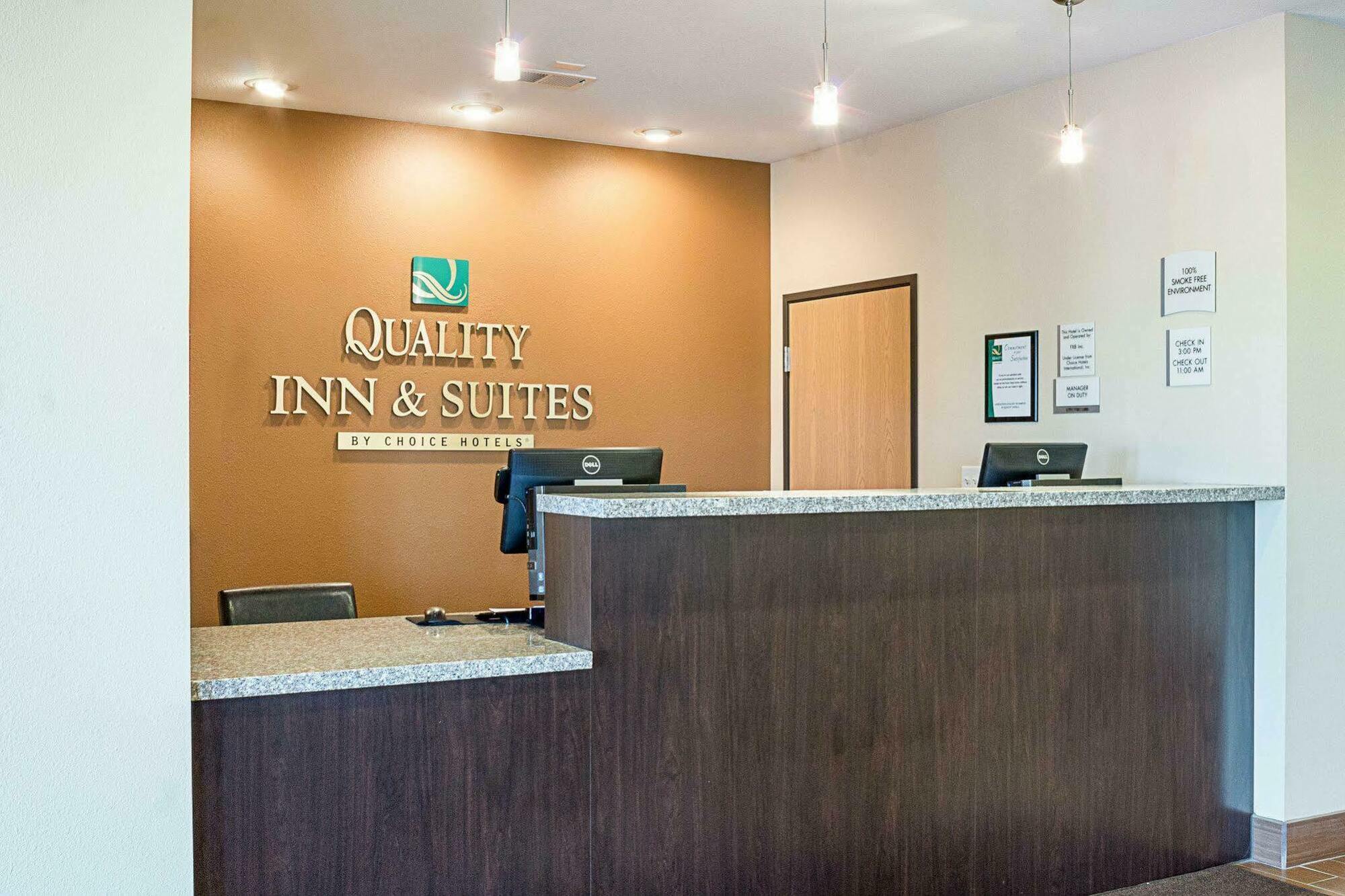 Quality Inn & Suites Майнот Екстериор снимка
