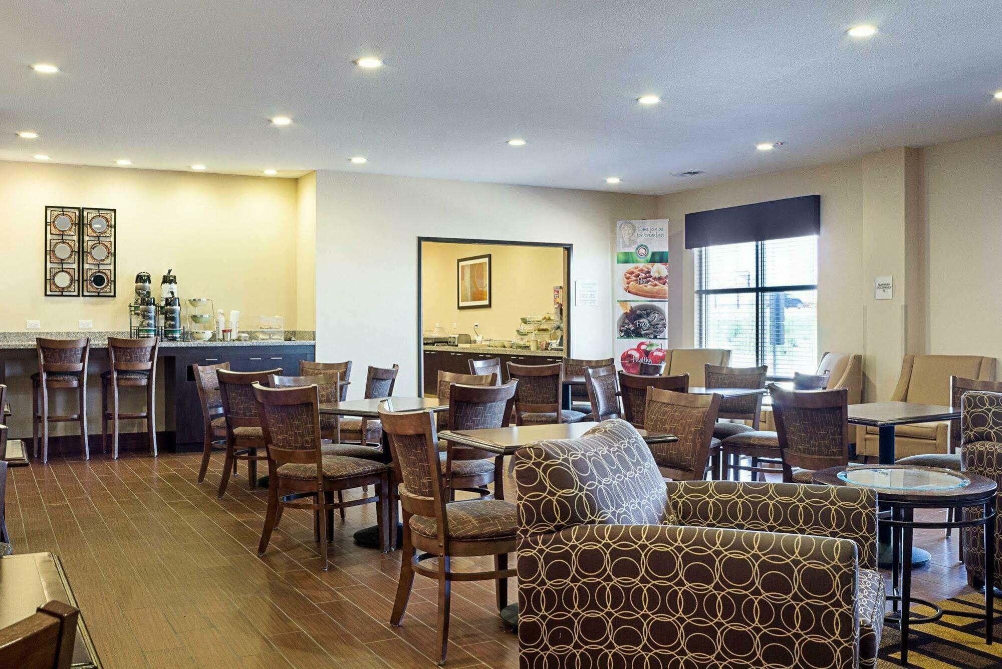 Quality Inn & Suites Майнот Екстериор снимка